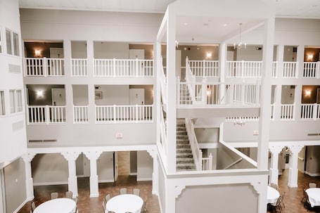 Escaleras. Findlay Inn and Conference Center