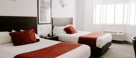 Habitación estándar, 2 camas de matrimonio, no fumadores | 1 dormitorio, escritorio, tabla de planchar con plancha y wifi gratis