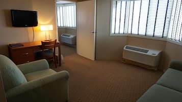Suite presidencial, 1 cama de matrimonio grande, no fumadores | Zona de estar | Una televisión de pantalla plana