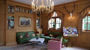 Coin salon dans le hall