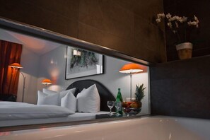 Chambre Double | Salle de bain | Douche, articles de toilette gratuits, sèche-cheveux, peignoirs