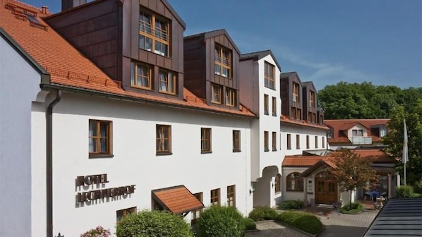 Traditional hotel with a charming facade, multiple windows, and a welcoming entrance.