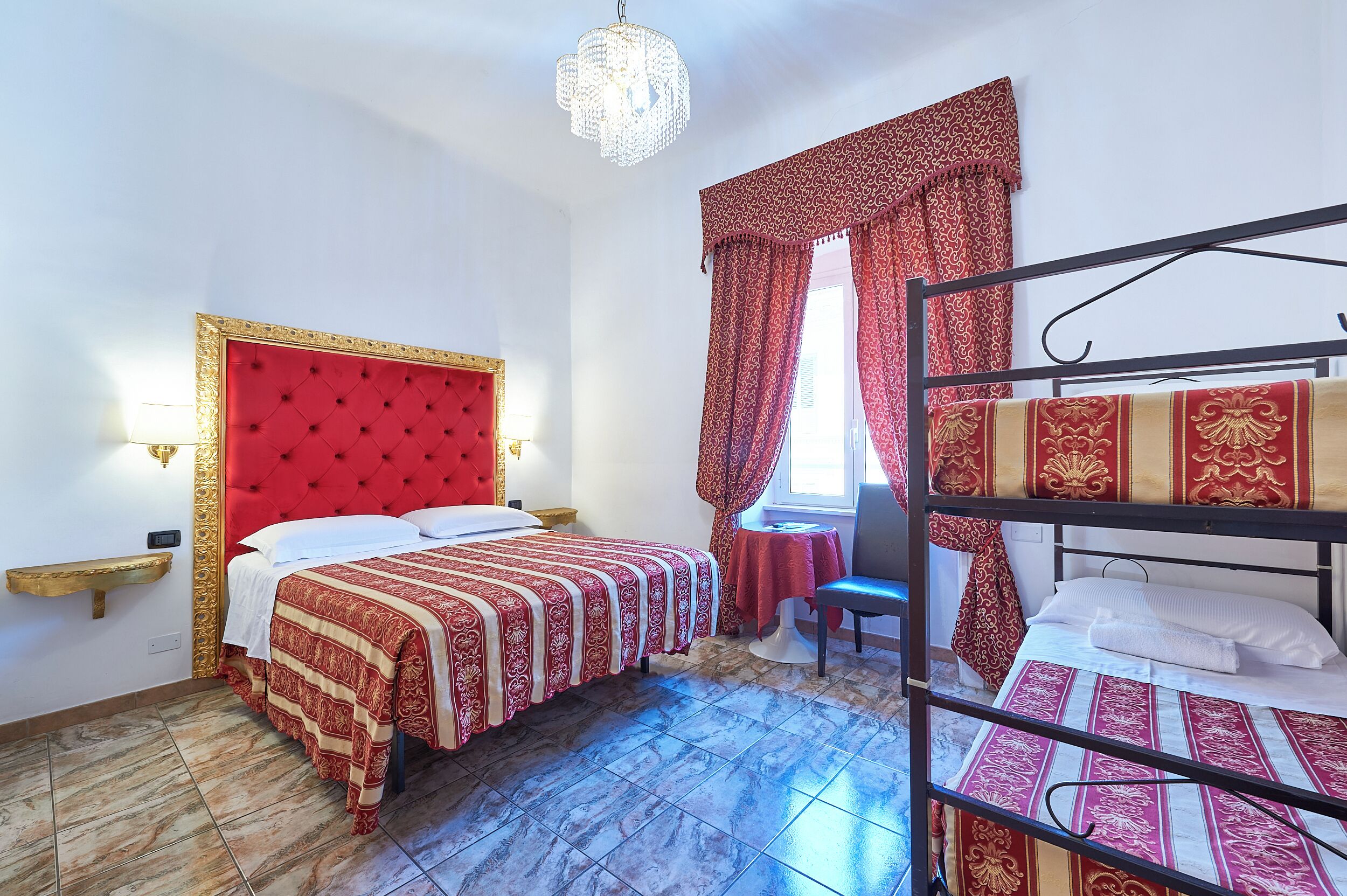 Firemannsrom – basic | Memory foam-senger, safe på rommet, skrivebord og strykejern/-brett