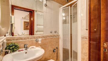 Standard-Doppelzimmer | Badezimmer | Dusche, kostenlose Toilettenartikel, Haartrockner, Seife