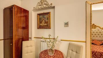 Standard-Doppelzimmer | Essbereich im Zimmer