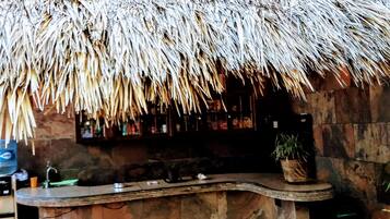 2 bars/lounges