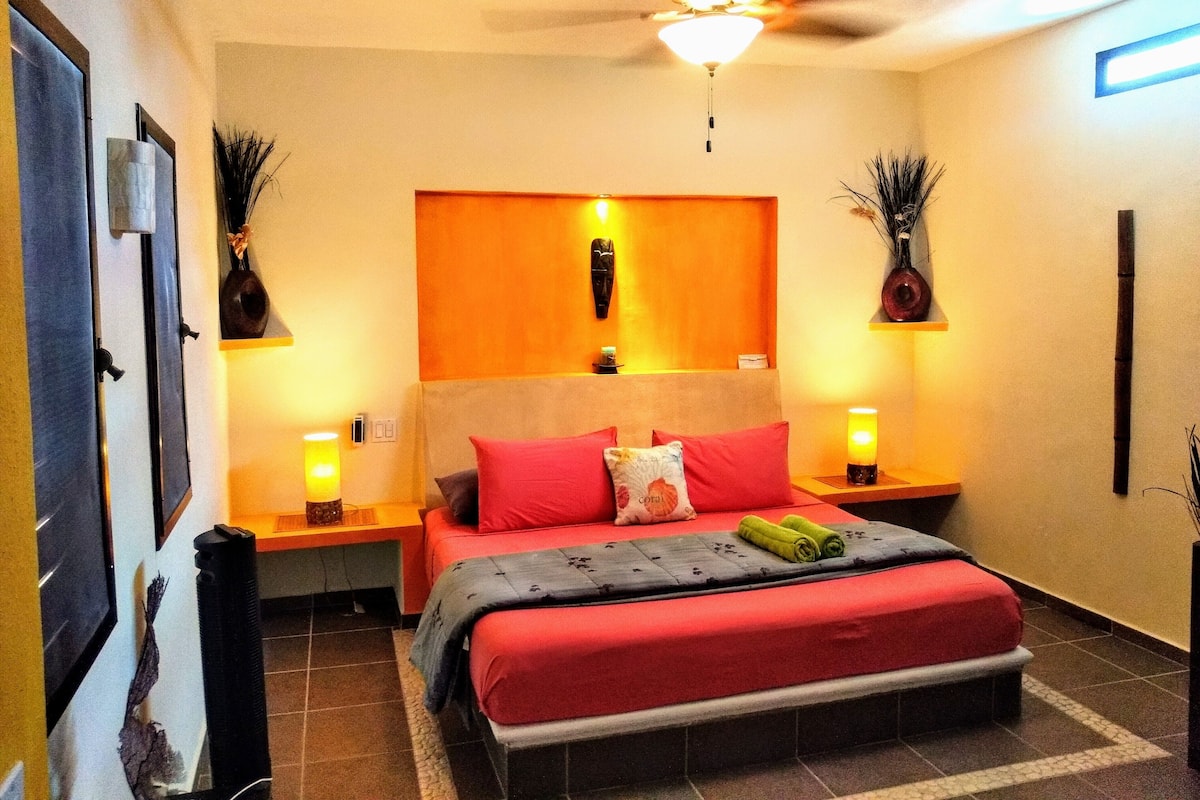 Premier Single Room, 1 King Bed | 1 bedroom, individually decorated, individually furnished, desk