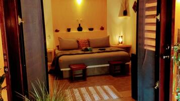 Habitación Deluxe, 1 cama King size, vista a la alberca | Decoración personalizada, muebles diferentes y escritorio