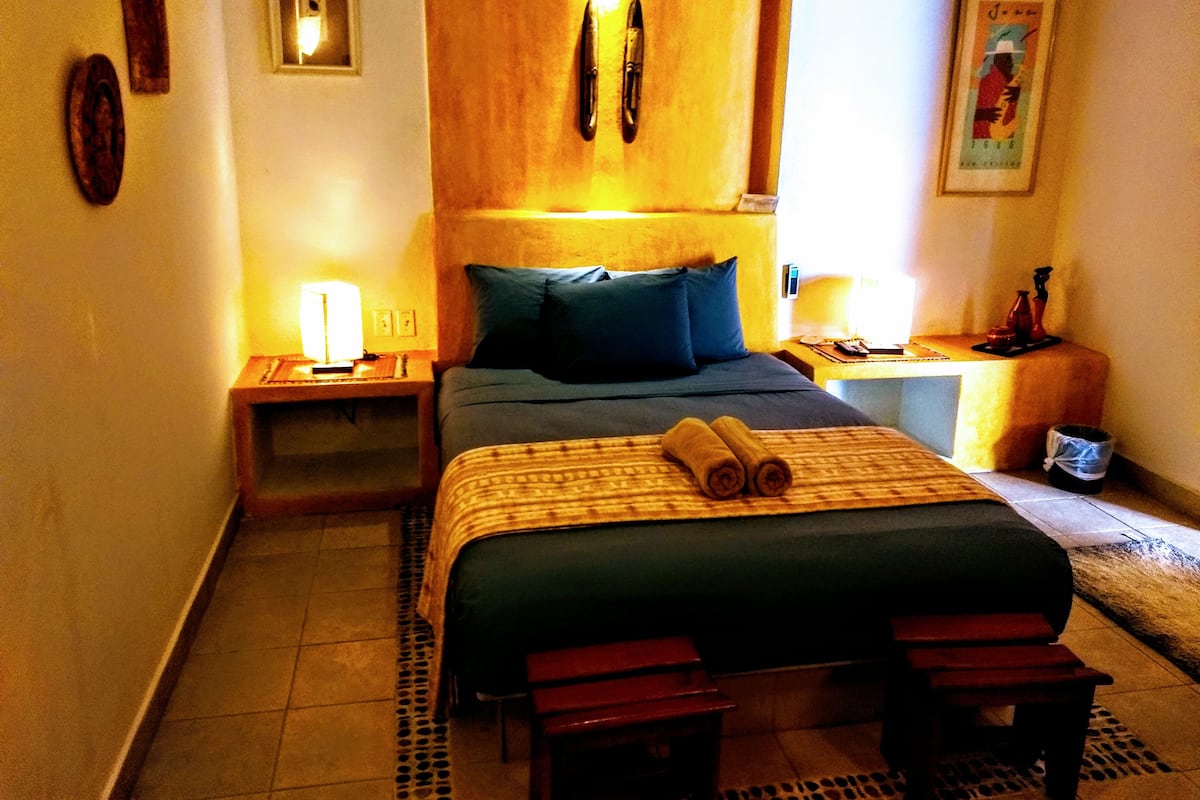 Standard Room, 1 Queen Bed | 1 bedroom, individually decorated, individually furnished, desk