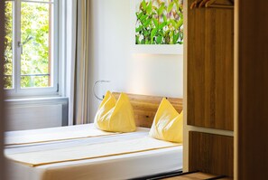 Literie hypoallergénique, coffres-forts dans les chambres