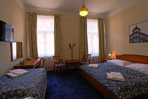 Standard-Dreibettzimmer | Allergikerbettwaren, Zimmersafe, individuell dekoriert