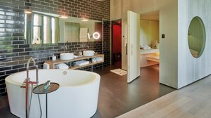 Separate tub and shower, deep soaking tub, rainfall showerhead - Sorell Hotel Rigiblick (Zürich)
