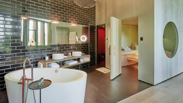 Separate bathtub and shower, deep-soaking bathtub, rainfall showerhead
