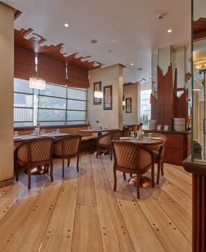 Melayani sarapan, makan siang, dan makan malam