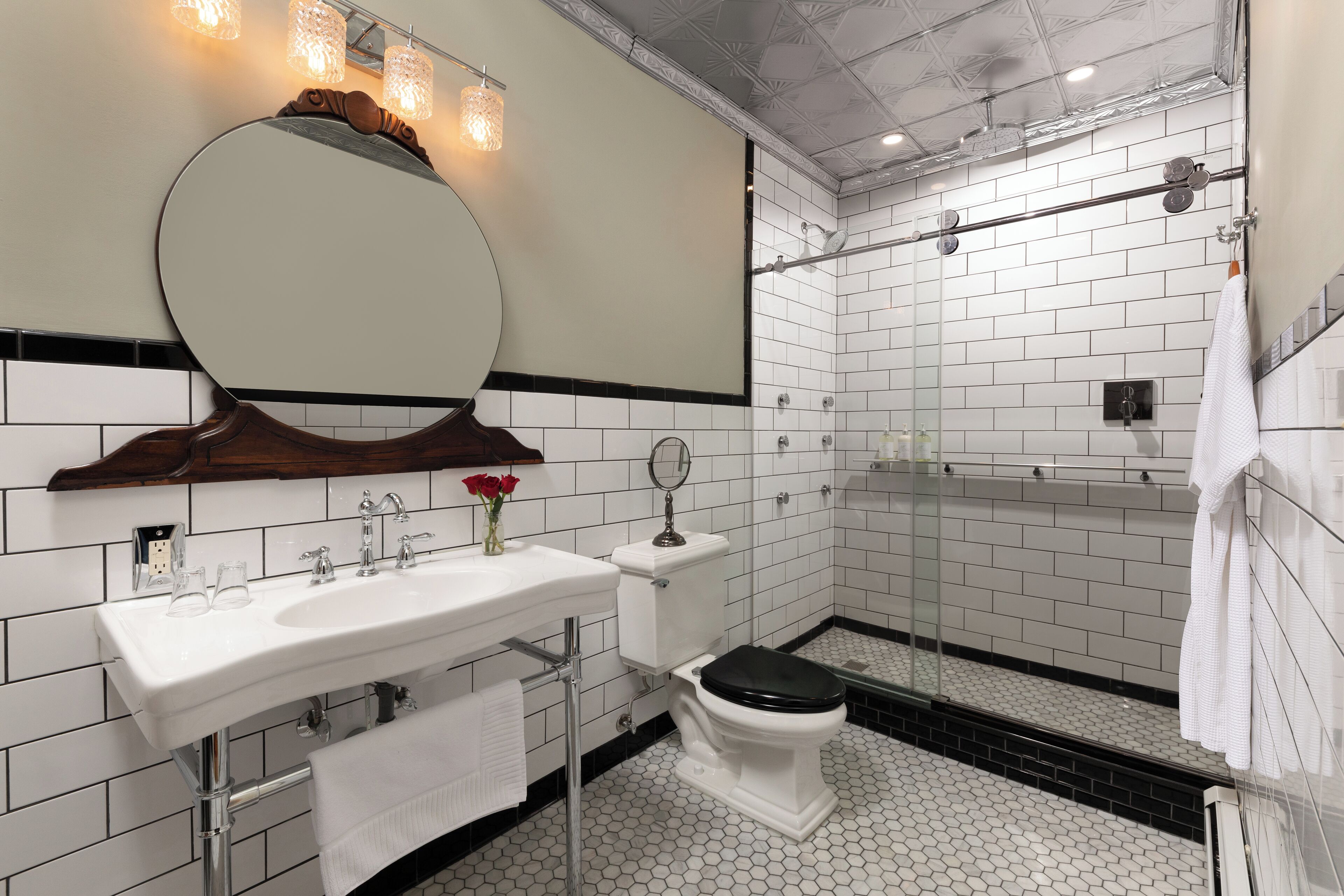 Une salle de bain moderne avec un lavabo blanc, un miroir et des toilettes.