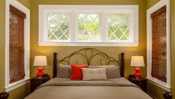 Room, Private Bathroom (Othello) | Individually decorated, individually furnished, blackout drapes