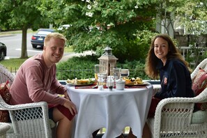 Outdoor dining - 2W Lake (Skaneateles)