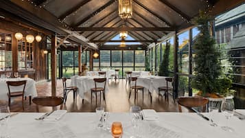 2 restauranter, frokost, lunsj og middag serveres, lokale retter