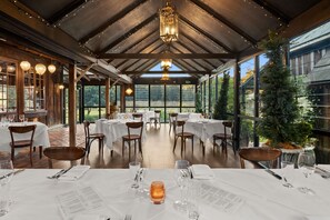 2 restaurants, breakfast, lunch, dinner served; local cuisine - The Convent Hunter Valley Hotel (Pokolbin)
