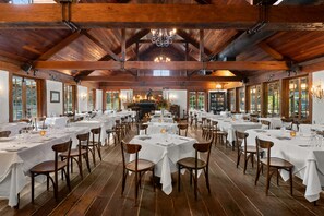 2 restaurants; breakfast, lunch, and dinner served - The Convent Hunter Valley Hotel (Pokolbin)