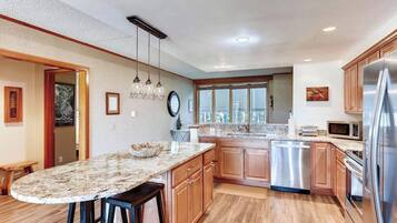 Kühlschrank, Mikrowelle, Wasserkocher mit Kaffee-/Teezubehör