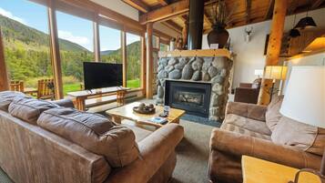 Appart'hÎtel, 2 chambres, 2 salles de bains | Coin séjour | Télévision