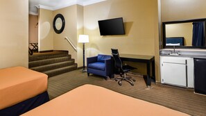 Desk, iron/ironing board, free Internet, bed sheets - Hollywood Inn Express South (Los Angeles)