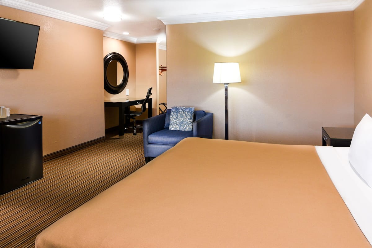 Desk, iron/ironing board (on request), internet (free), bed sheets