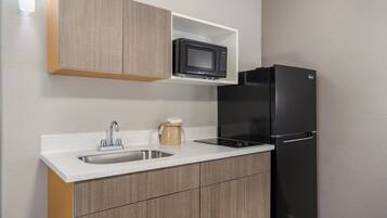 Deluxe Room, 1 King Bed, Non Smoking | Private kitchen | Fridge, microwave