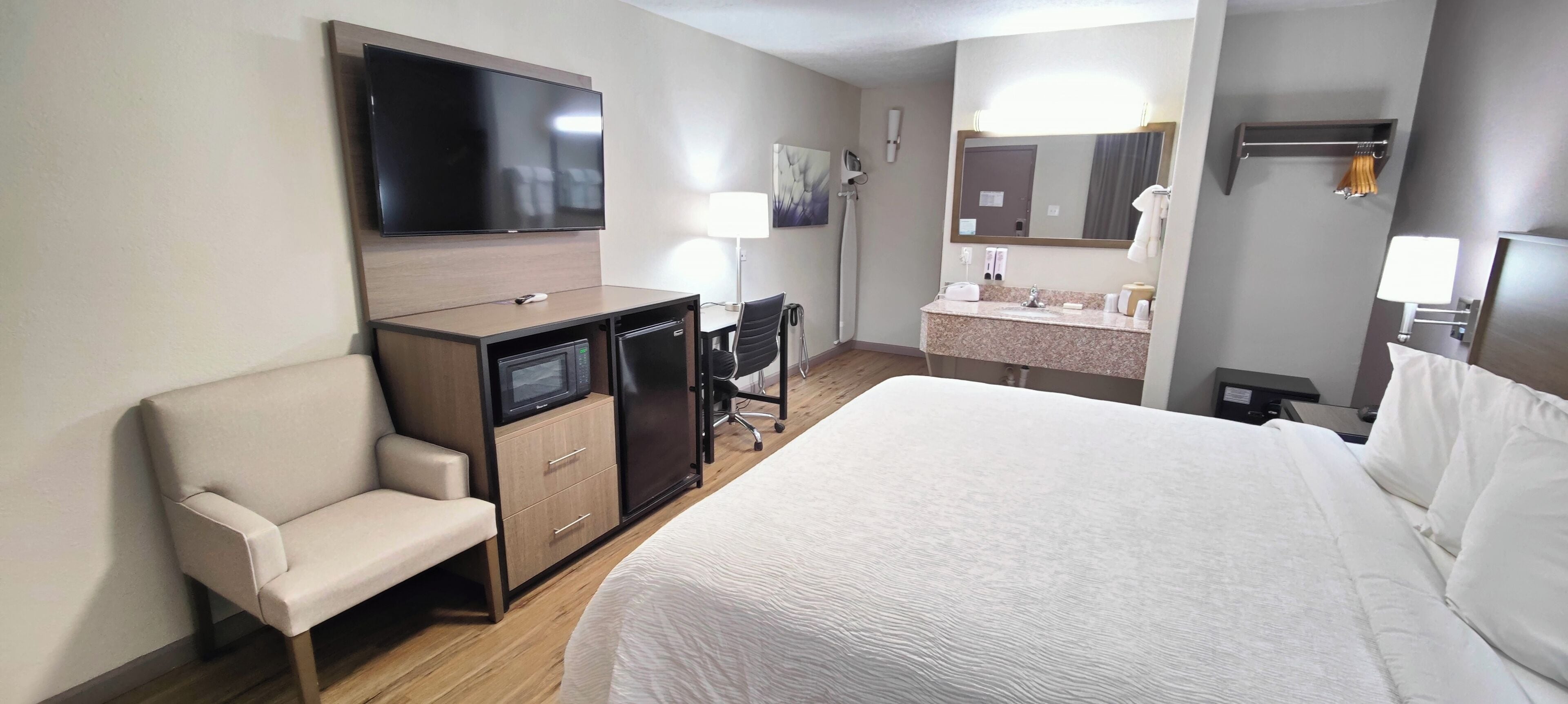 Värdeförvaringsskåp på rummet, skrivbord och mörkläggningsgardiner