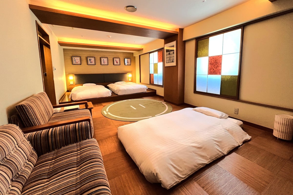 Quadruple Room gaya Jepun, Non Smoking | Gebar bulu kapas, peti besi dalam bilik, dihias secara berasingan, meja