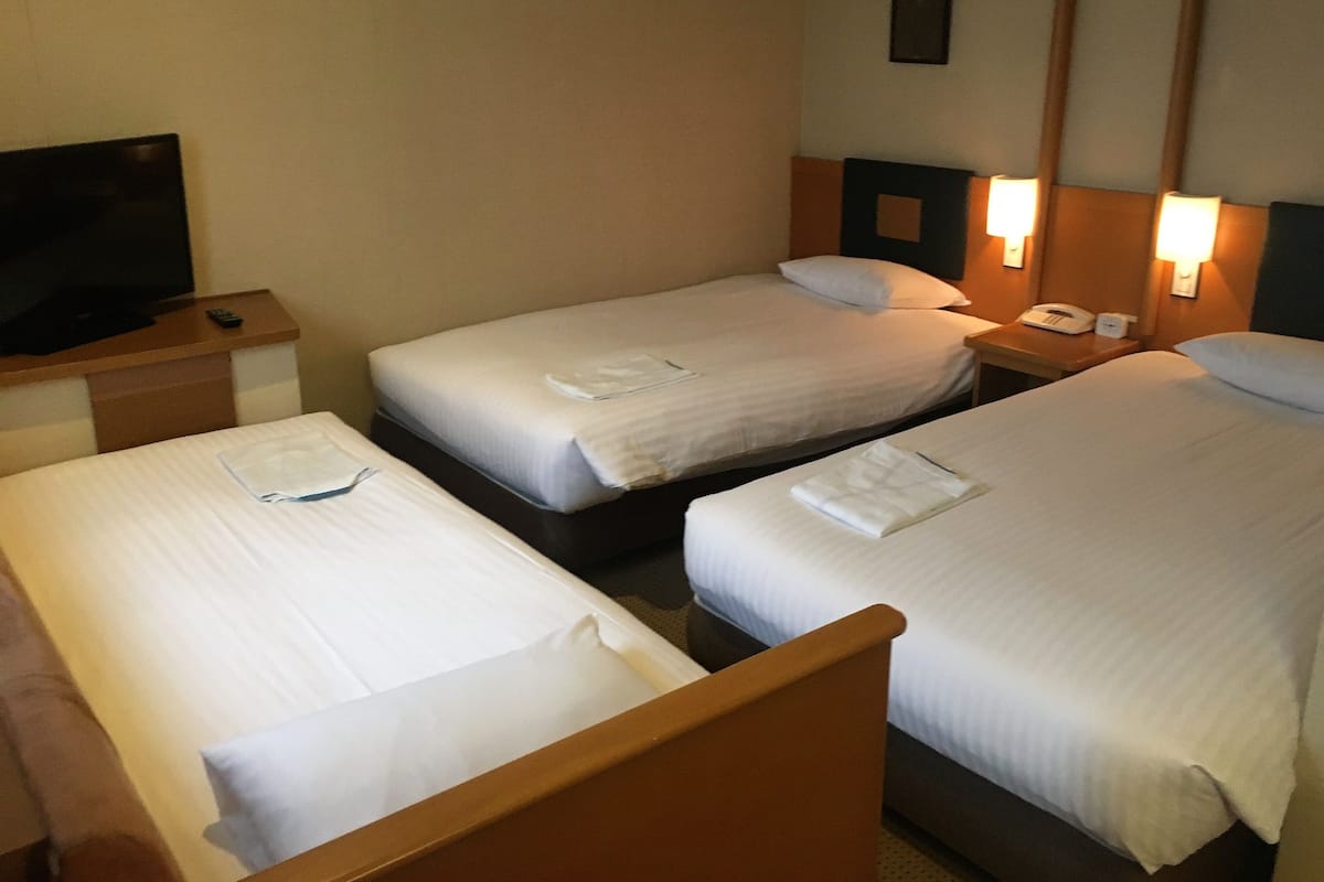 ผ้านวมขนเป็ด, ตู้นิรภัยในห้องพัก, โต๊ะทำงาน, เตารีด/โ ต๊ะรีดผ้า
