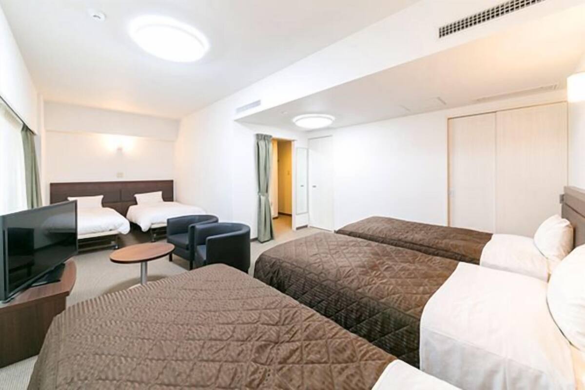 Cubrecamas, escritorio y cortinas blackout