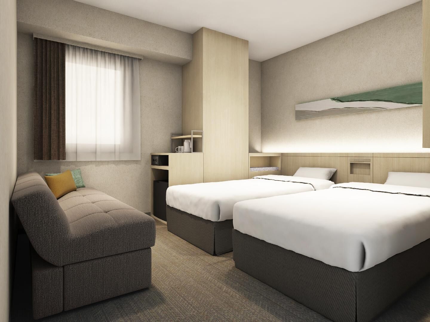 Une chambre d’hôtel avec deux lits, un canapé, un bureau et un téléviseur fixé au mur.