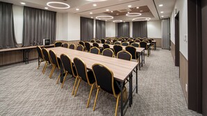 A conference room with a long table, multiple chairs, and a carpeted floor. - Hotel IL FIORE Kasai Annex (Tokyo)