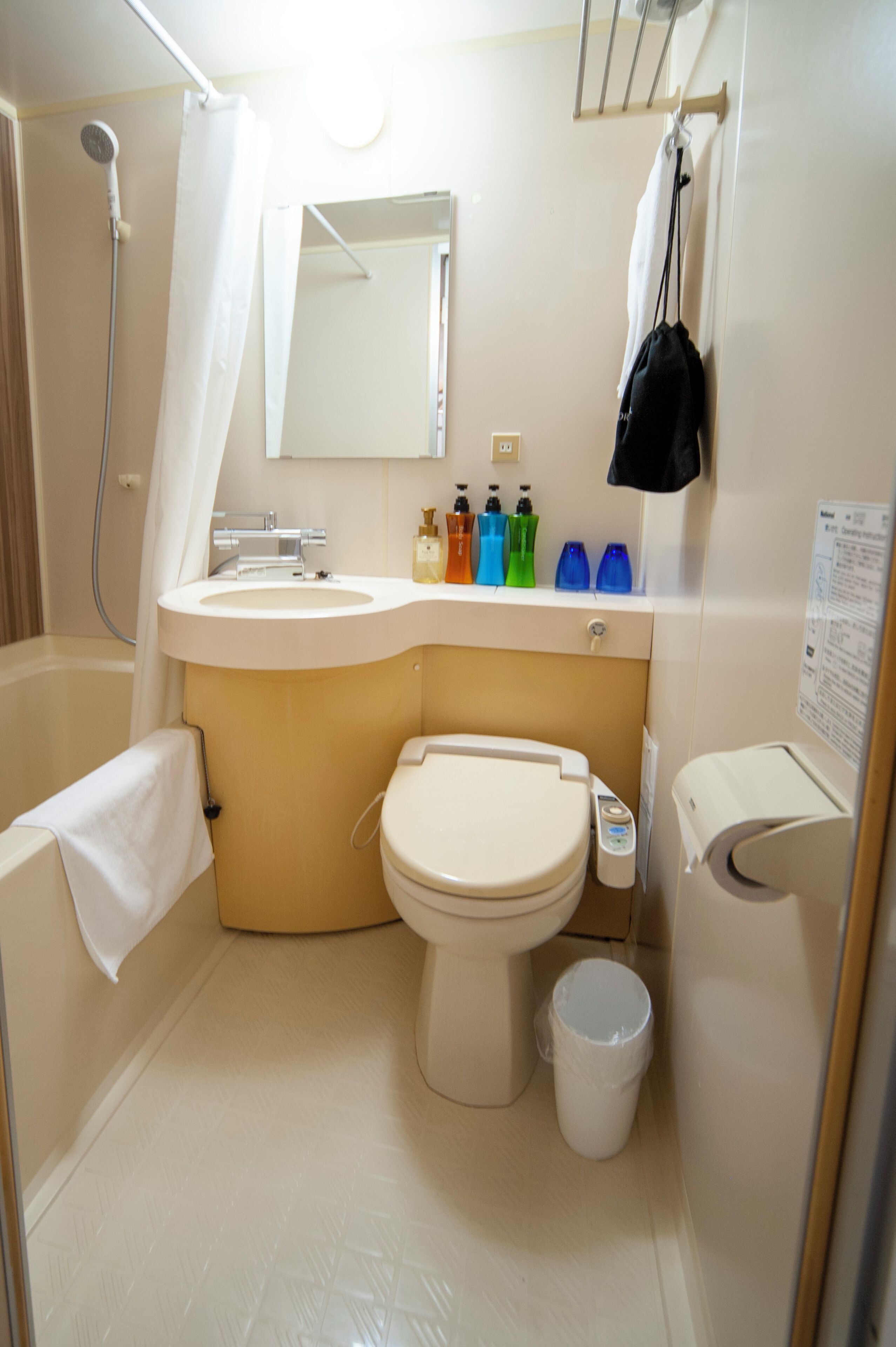 Kombinert dusj/badekar, toalettartikler (inkludert), hårføner og tøfler