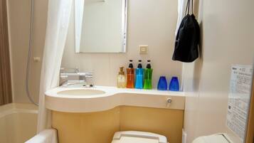 Kombinert dusj/badekar, toalettartikler (inkludert), hårføner og tøfler