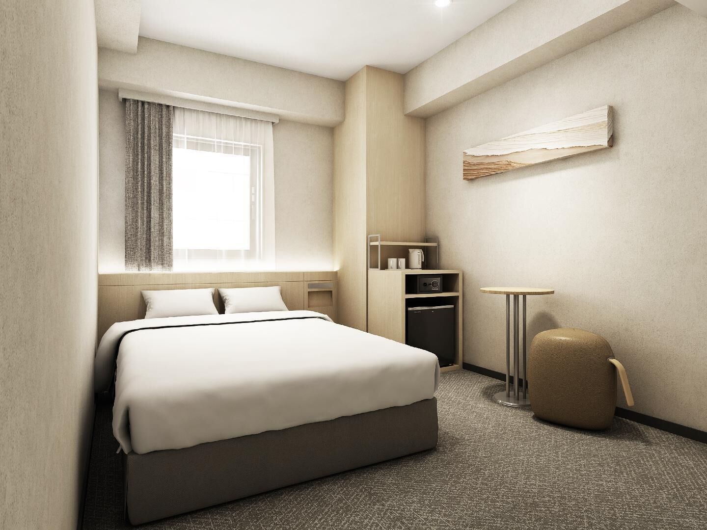 Une chambre d’hôtel avec un lit, une petite table, une chaise, une armoire et une fenêtre avec des rideaux.