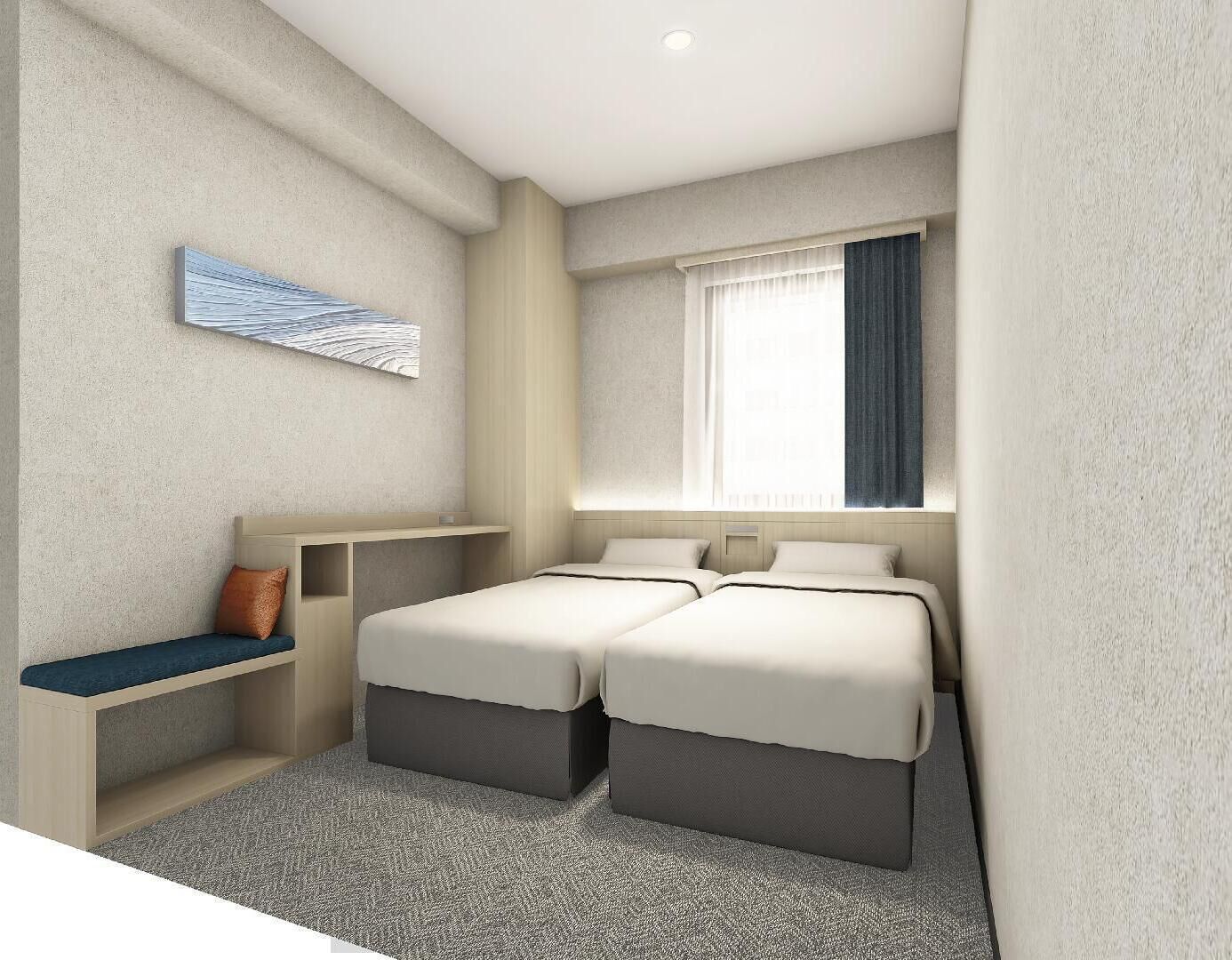 Une chambre d’hôtel avec deux lits, un bureau, une chaise, une fenêtre avec des rideaux et une œuvre d’art accrochée au mur.