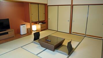 Japanese Style Room, Non Smoking | Premium bedding, down comforters, desk, blackout drapes