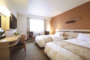 Premium bedding, down duvets, desk, blackout curtains - Karasuma Kyoto Hotel (Kyoto)
