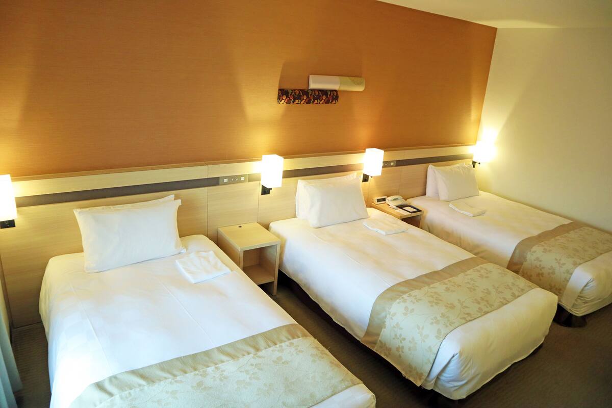 Habitación triple superior, no fumadores | Ropa de cama de alta calidad, edredones de plumas, escritorio