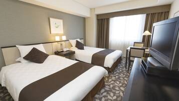 Down comforters, in-room safe, desk, blackout drapes