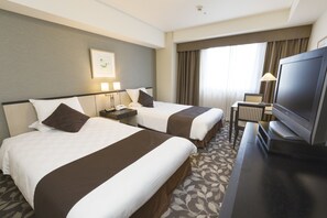 Down comforters, in-room safe, desk, blackout drapes