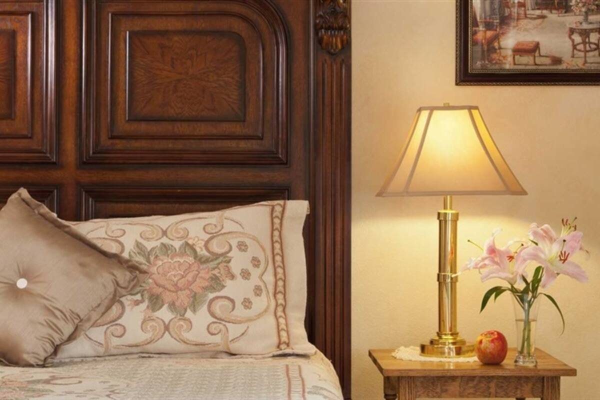 Suíte, banheiro privativo (Meyers/Emerson Suite) | Roupas de cama premium, escrivaninha, espaço de trabalho para notebook