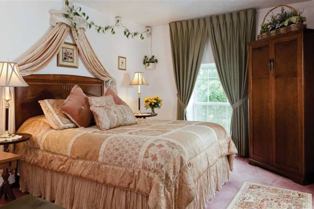 Quarto, banheiro privativo (Burns Room) | Roupas de cama premium, escrivaninha, espaço de trabalho para notebook
