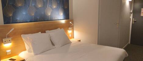 Caja de seguridad en la habitación y escritorio