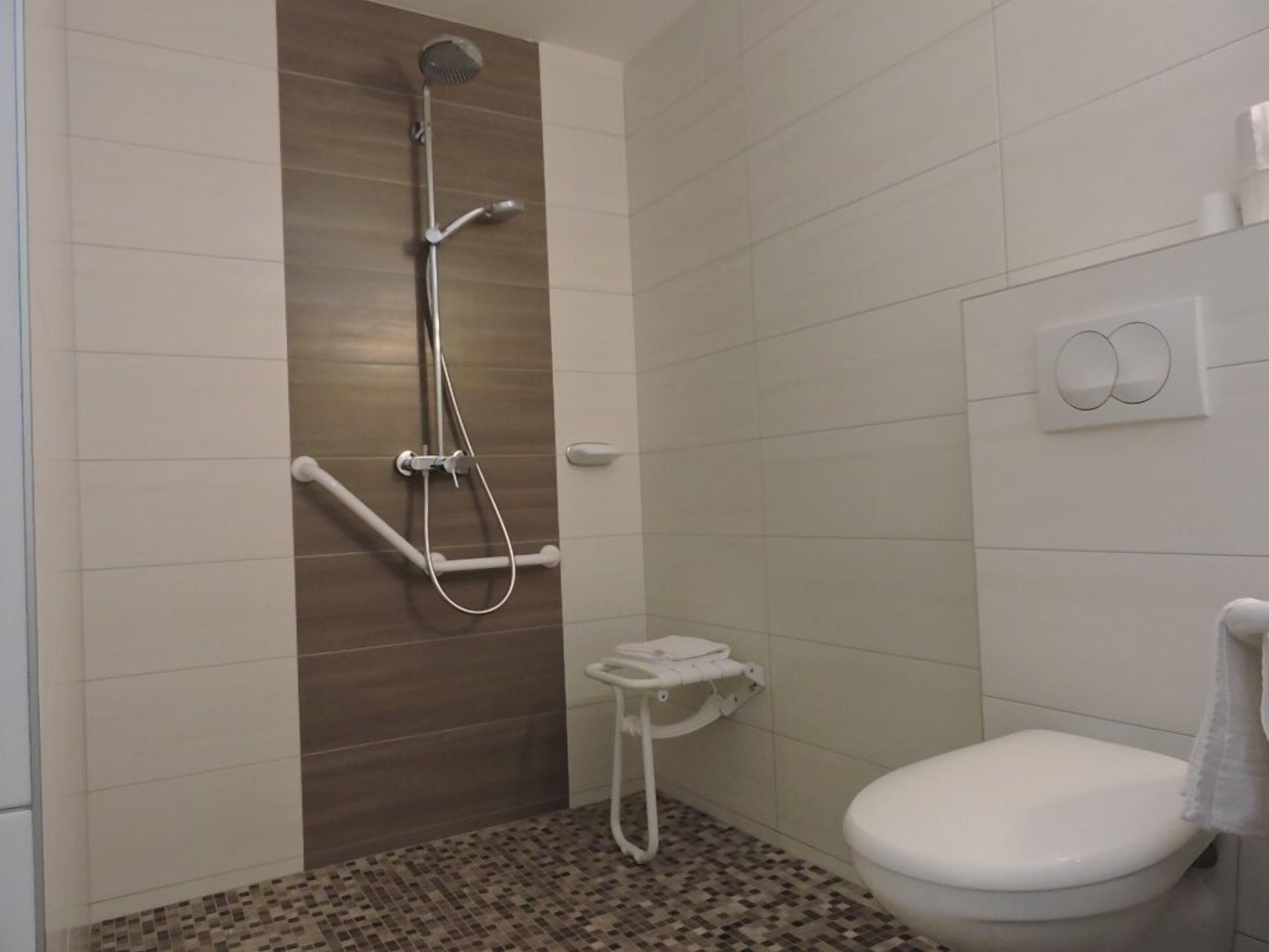 triple room | bathroom | shower, free toiletries, hair dryer, towels