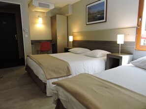 トリプルルーム | セーフティボックス (室内)、デスク、防音設備、アイロン / アイロン台