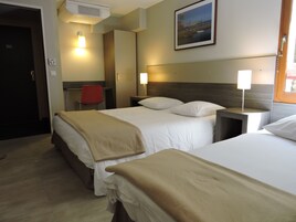 Habitación triple | Caja fuerte, escritorio, sistema de insonorización